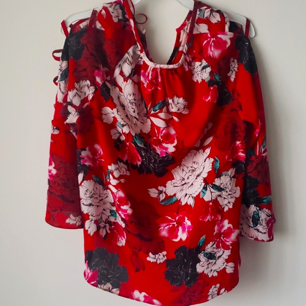 Beautiful kimono top with slitted short-sleeves and a floral design.